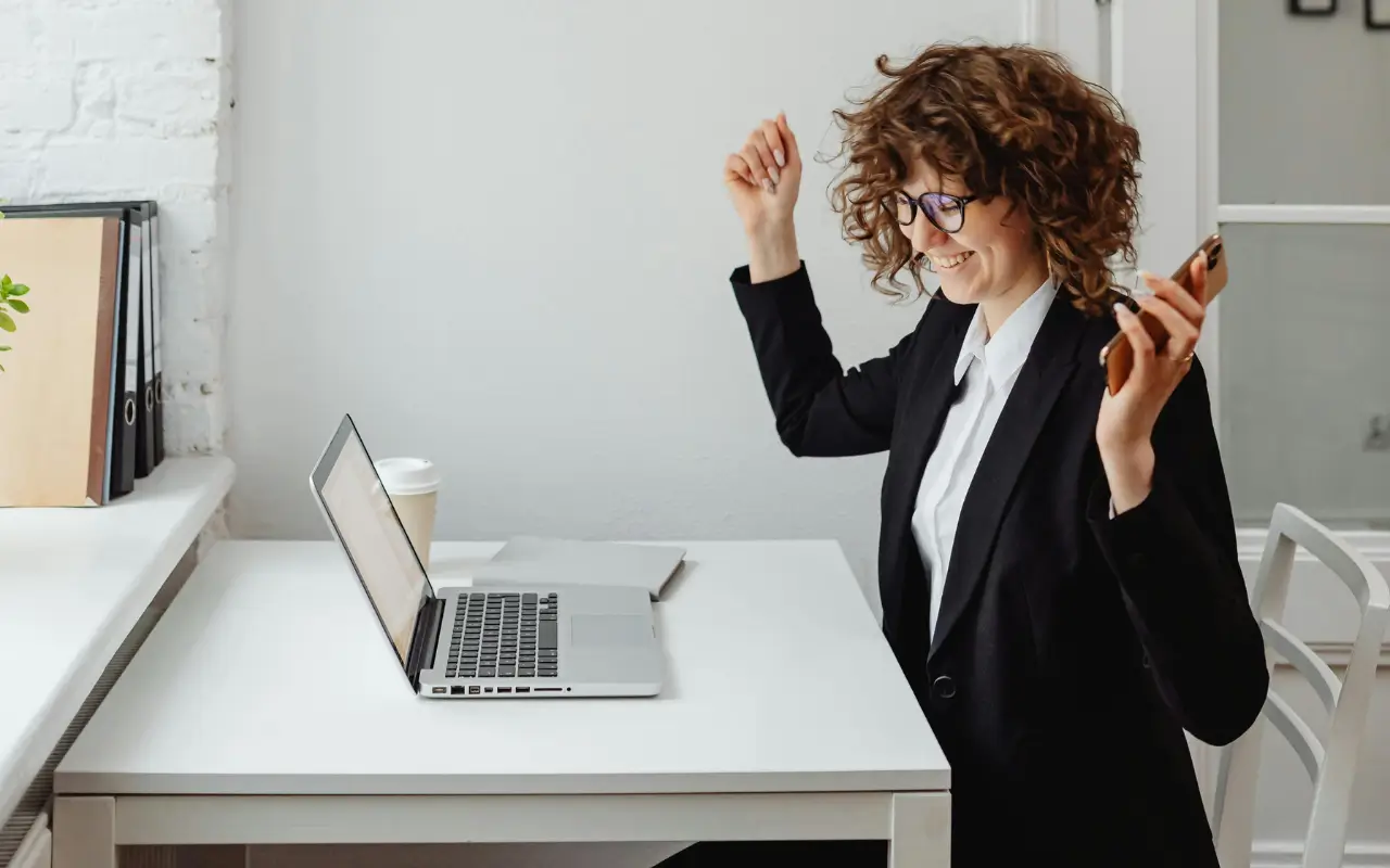Pessoa acima dos 40 anos superando o medo de empreender e iniciando no digital com confiança
