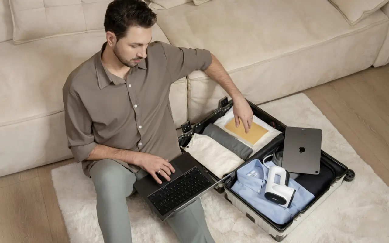 Pessoa com mais de 40 anos pesquisando ideias para começar um negócio digital em casa