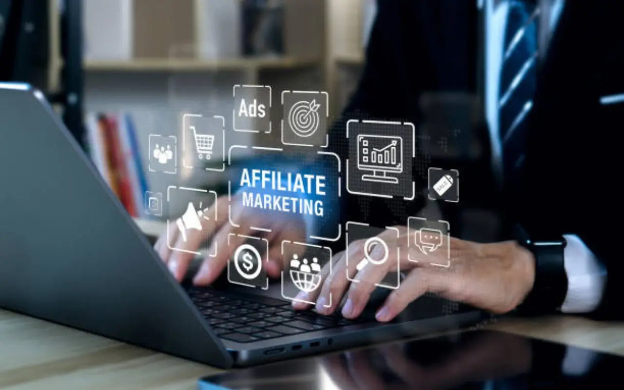 Pessoa iniciando no marketing de afiliados para vender produtos na internet