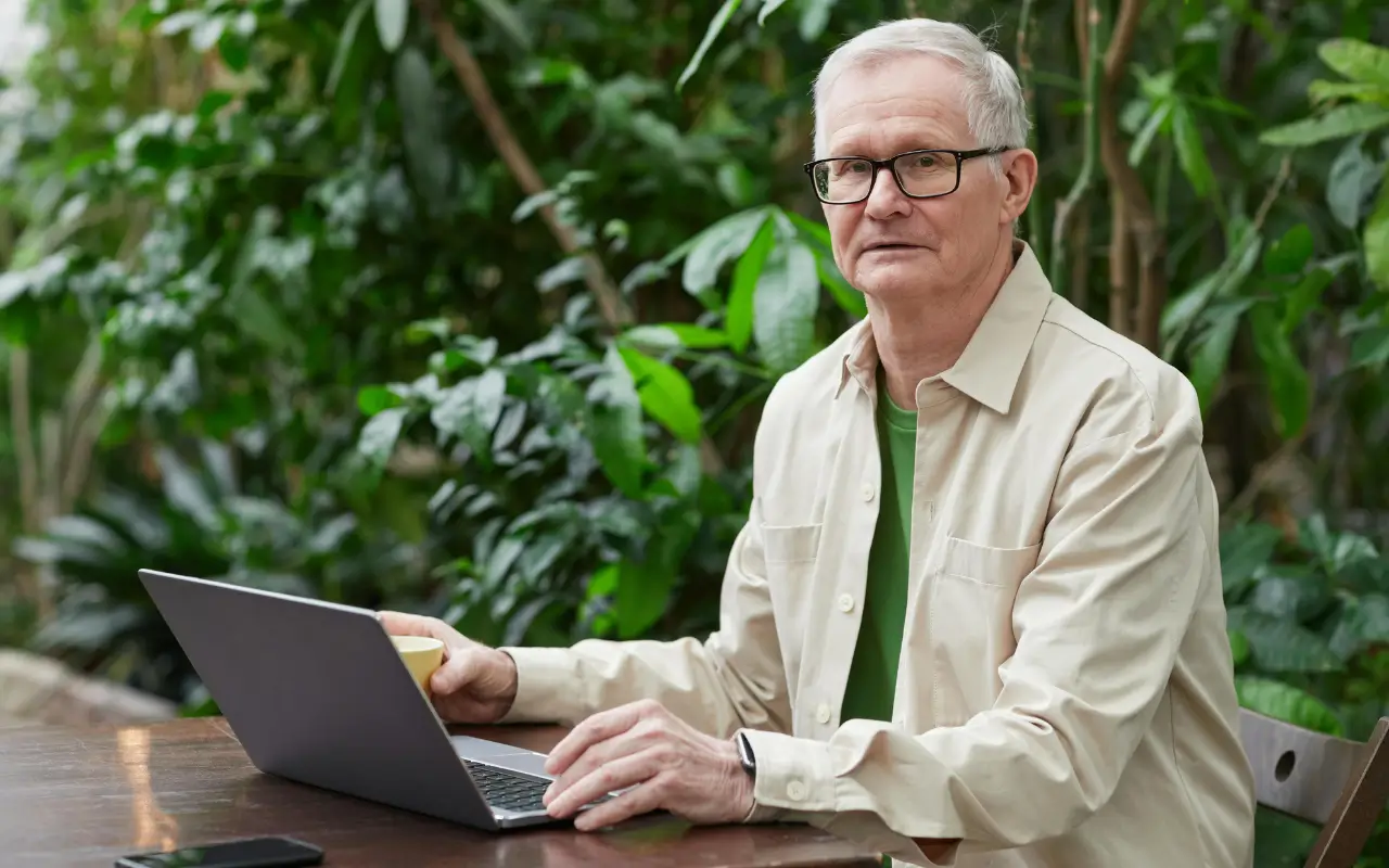 "Profissional acima dos 40 anos iniciando negócio digital em ambiente doméstico"